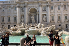 Trevi kút, már pár turistával