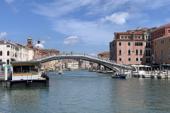 Az állomásról közvetlenül a Canal Grande partjára jutunk